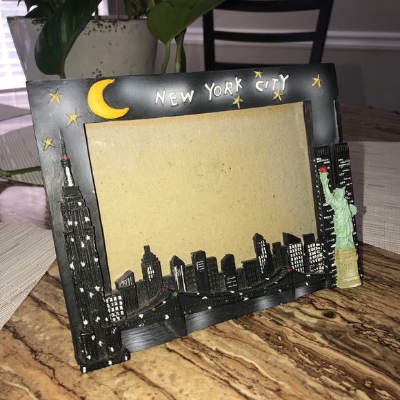 NYC picture frame with Twin Towers holds 5x7 - Picture 3 of 6